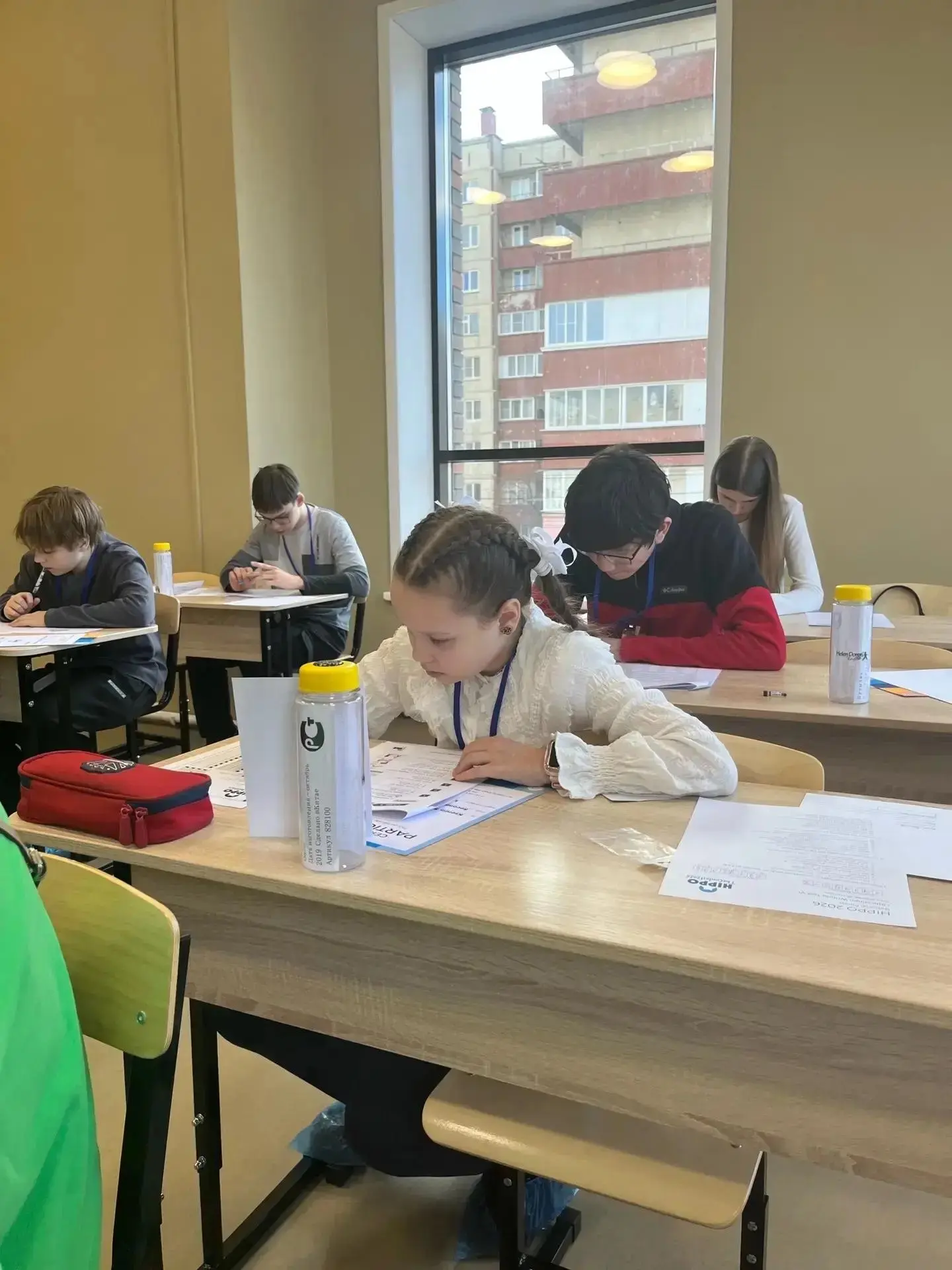 Дети выполняют задания на продлёнке
